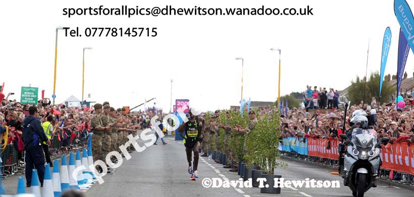 Mo Farah wins the mens 2014 BUPA Great North Run. Photo: David T. Hewitson/Sports for All Pics